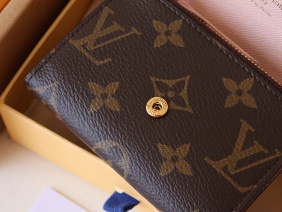 Tax-free version Rosalie Coin Purse M41939 Purple Red / 62361 Ballet Pink ❤️ P480 with full set of tax-free packaging Compact yet highly practical! This colorful envelope-style coin purse is the perfect companion for modern women in urban life. Its small size makes it easy to fit into a bag or even a pocket. Dimensions: 11X8cm - Image 7