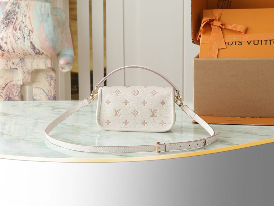 M13642 cream-colored full leather mini baguette bag - Image 4