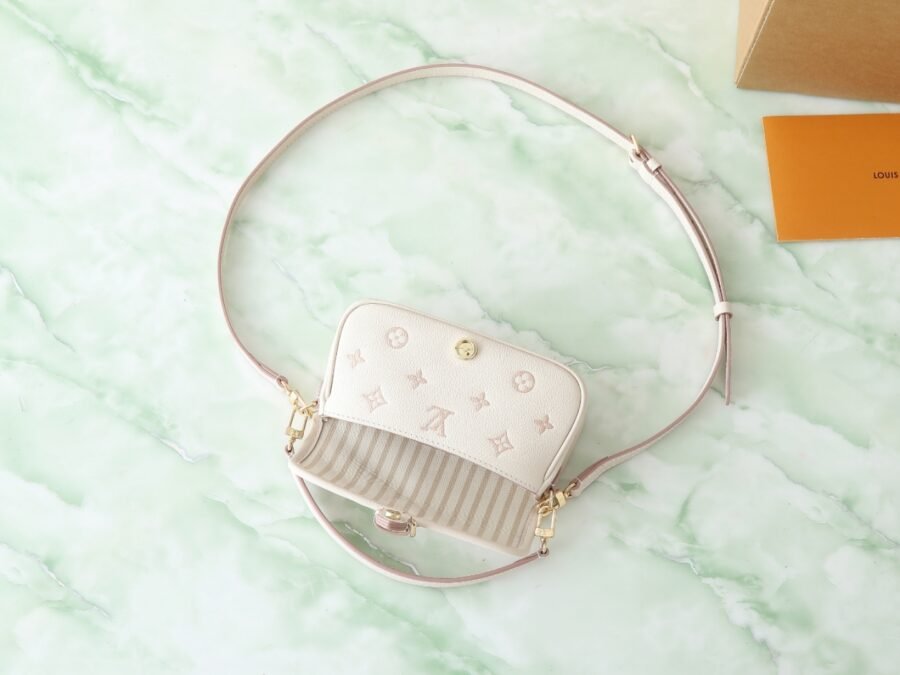 M13642 cream-colored full leather mini baguette bag - Image 5